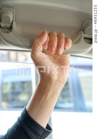 助手席のバーを持つ手 46931255