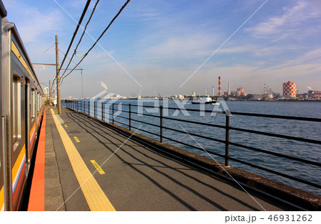 鶴見線海芝浦駅に停車中の上り電車と京浜運河(1) 鶴見線海芝浦駅に停車中の上り電車と京浜運河(1) 46931262