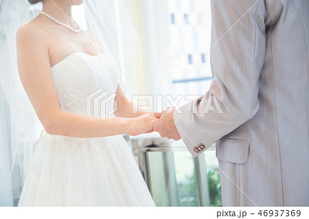 手を取り合う新郎新婦 46937369