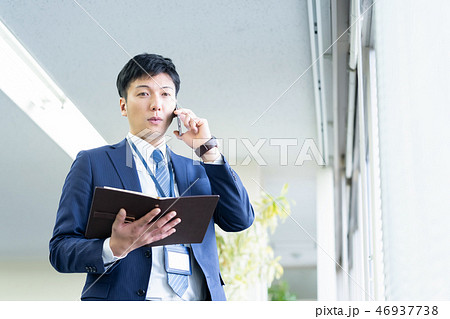 電話をする男性会社員　若いビジネスマン 46937738