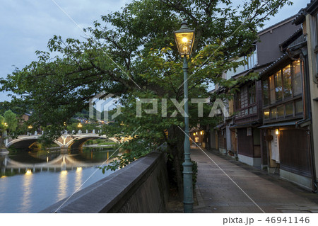 金沢・薄暮時の主計町茶屋街と浅野川大橋 金沢・薄暮時の主計町茶屋街と浅野川大橋 46941146