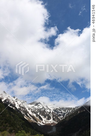 春の上高地の美しい雪の穂高連峰の山々の風景 46941546