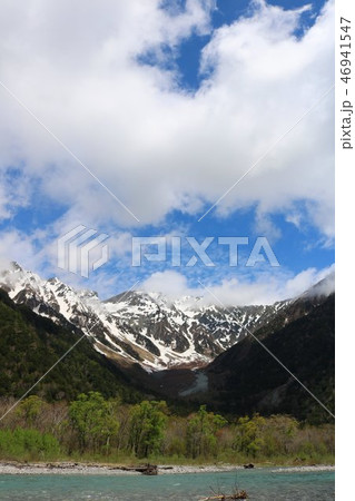 上高地　美しい雪の穂高連峰の山々　新緑の風景 46941547