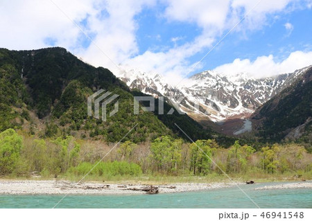 春の上高地の美しい雪の穂高連峰の山々の風景 46941548
