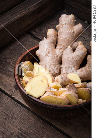 Whole and sliced ginger 46941587