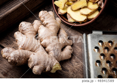 Whole and sliced ginger Whole and sliced ginger 46941589