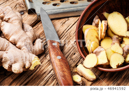 Whole and sliced ginger Whole and sliced ginger 46941592
