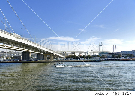 横浜港大黒埠頭と首都高大黒線の橋にベイブリッジ 46941817
