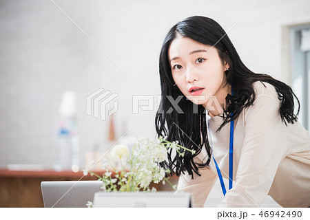 アジア人 20代 真剣 46942490
