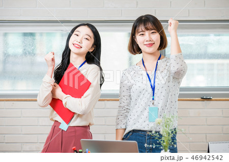 アジア人 仕事 仲間 46942542