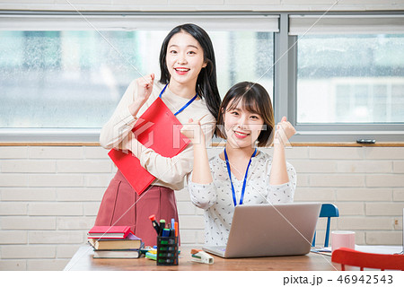 アジア人 仕事 仲間 46942543