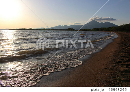 猪苗代湖の志田浜から見る磐梯山 猪苗代湖の志田浜から見る磐梯山 46943246
