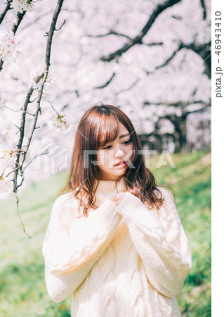 女性と桜 女性と桜 46943410