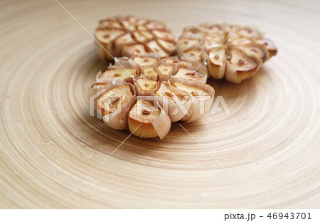garlic, Head of garlic cut in half, Slice close-up garlic, Head of garlic cut in half, Slice close-up 46943701