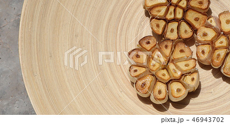 Roaste garlic cut in half, Slice close-up Roaste garlic cut in half, Slice close-up 46943702