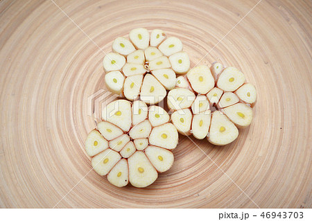 garlic, Head of garlic cut in half, Slice close-up 46943703