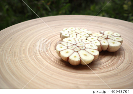 garlic, Head of garlic cut in half, Slice close-up 46943704