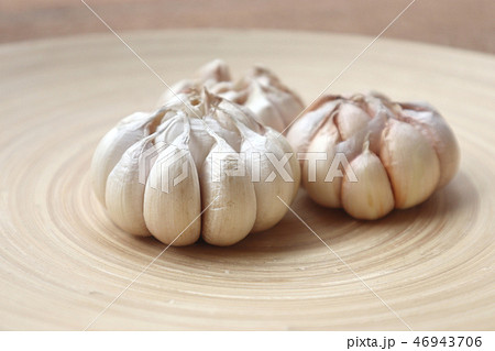 garlic, Head of garlic cut in half, close-up 46943706