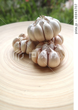 garlic, Head of garlic cut in half, close-up 46943707