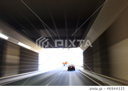 国道298号のトンネルを走行する車 国道298号のトンネルを走行する車 46944335