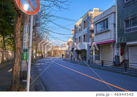 川崎市麻生区百合丘1丁目と2丁目の境(商店街)から駅方向を見る 46944548