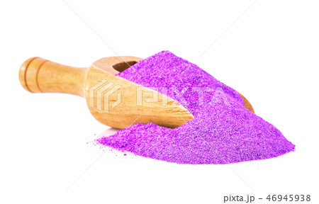 Taro powder in scoop on white background 46945938