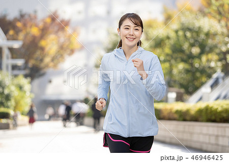 ジョギング 若い女性 都会 ランニングイメージの写真素材