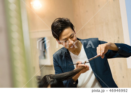 ヘアサロン 美容師 イメージ 46946992