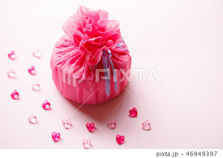 オペラピンクのギフトラッピング 46949397