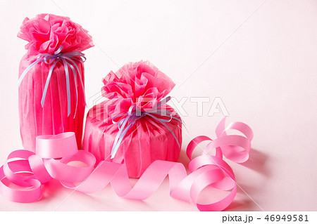 オペラピンクのギフトラッピング 46949581