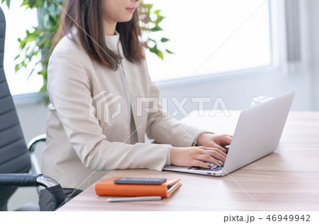 若い女性 ビジネスウーマン オフィスカジュアル 若い女性 ビジネスウーマン オフィスカジュアル 46949942