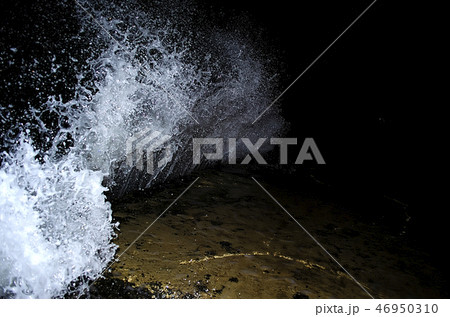 Splashing wave on the Black sea in the night. 46950310