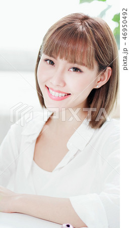 woman with retainer for teeth 46950492
