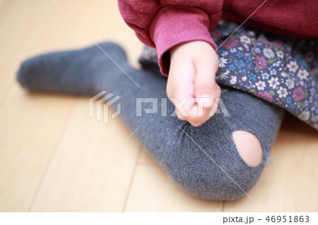 穴あき (不良品 カジュアル ライフスタイル 日常 生活 ボディパーツ 子供 顔なし 女の子 人物) 穴あき (不良品 カジュアル ライフスタイル 日常 生活 ボディパーツ 子供 顔なし 女の子 人物) 46951863