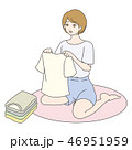 洋服をたたむ女性 46951959