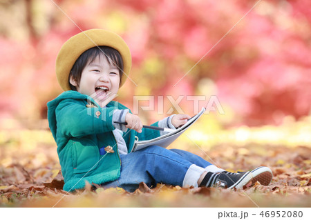 絵を描く男の子 46952080