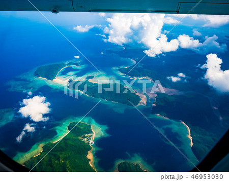 飛行機から見下ろした西表島の船浮集落 飛行機から見下ろした西表島の船浮集落 46953030