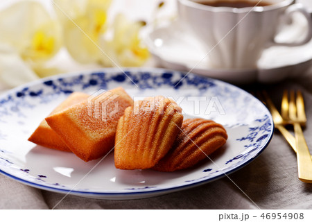 マドレーヌ・フィナンシェとコーヒー 46954908