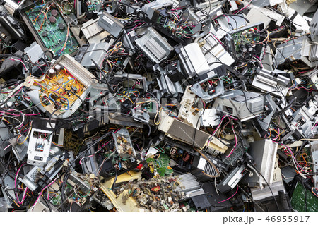捨てられたコンピューター 46955917