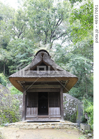 茅葺（かやぶき）屋根のお堂 46957061