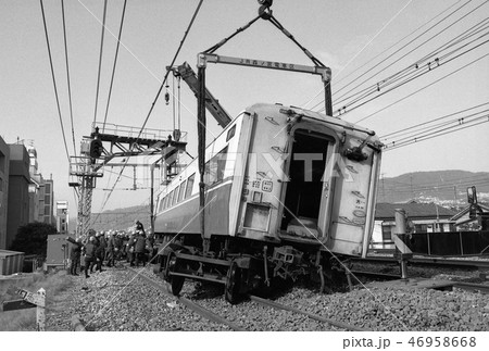 阪神大震災 脱線した客車の復旧 阪神大震災 脱線した客車の復旧 46958668