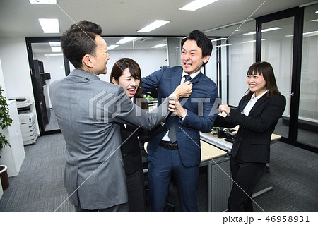 オフィス内で喧嘩 46958931