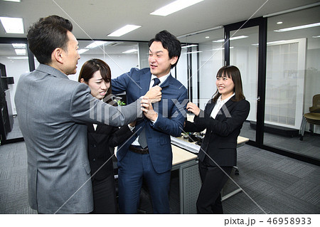 オフィス内で喧嘩 46958933