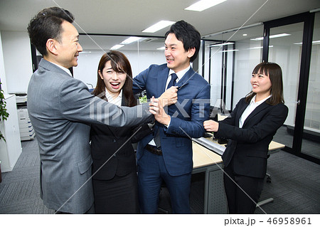 オフィス内で喧嘩 オフィス内で喧嘩 46958961