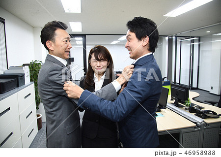 オフィス内で喧嘩 オフィス内で喧嘩 46958988