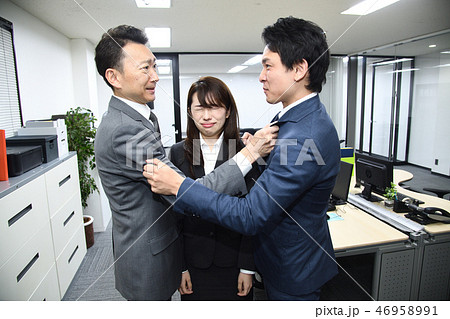 オフィス内で喧嘩 オフィス内で喧嘩 46958991
