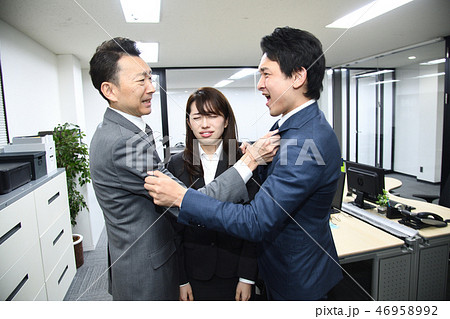 オフィス内で喧嘩 オフィス内で喧嘩 46958992