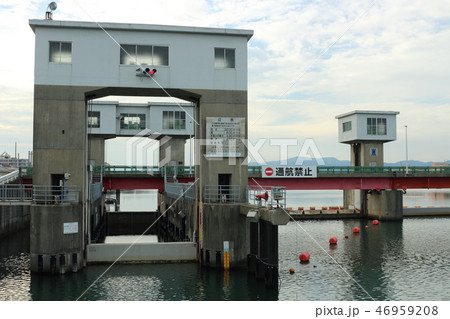 徳島県 吉野川水系今切川 今切川河口堰の閘門 徳島県 吉野川水系今切川 今切川河口堰の閘門 46959208