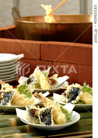 天ぷら 魚介類 和食 料理 ライブバイキング 揚げ物 日本料理 えび 野菜 食べ物 しいたけ 茄子の写真素材