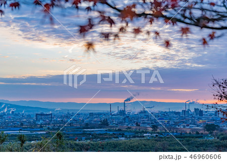 静岡県富士市の日の出 製紙工場の煙突風景 の写真素材